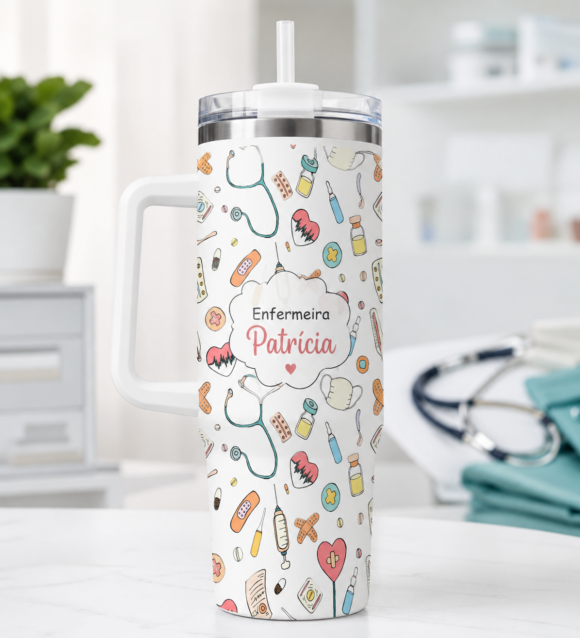 Copo térmico branco com padrão médico e texto personalizado