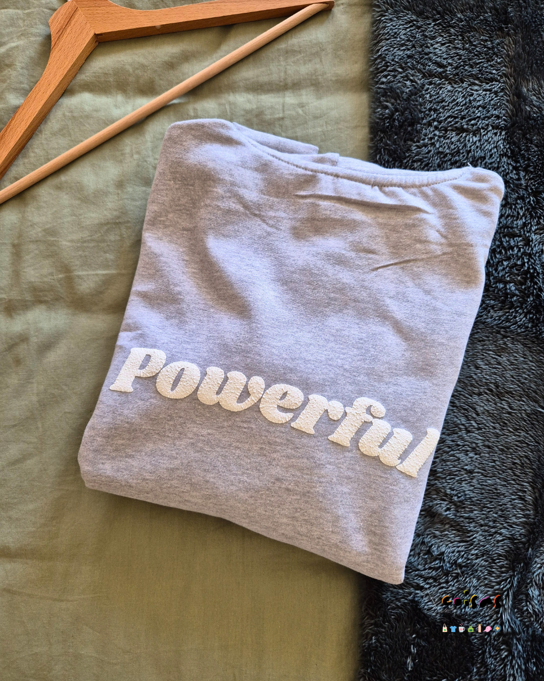 Sweatshirt cinzenta clara dobrada com palavra bordada 'Powerful'