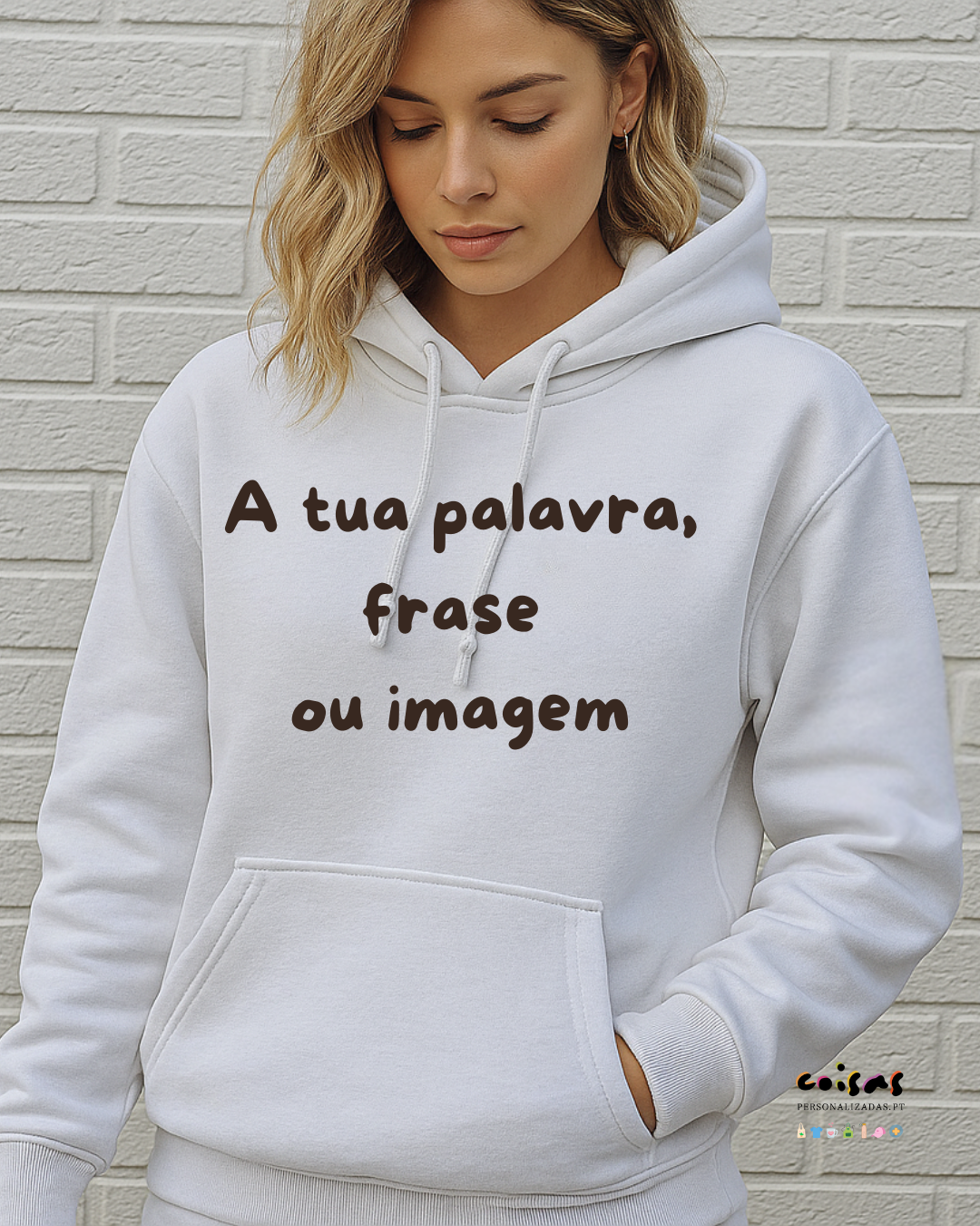 Mulher com sweatshirt branca com capuz e texto impresso 'A tua palavra, frase ou imagem'