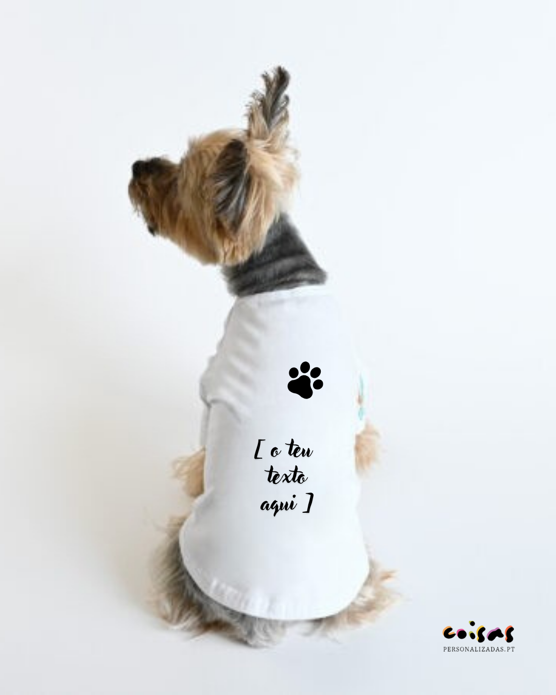 Cão com camisa branca personalizável com texto em português e pata preta sentado