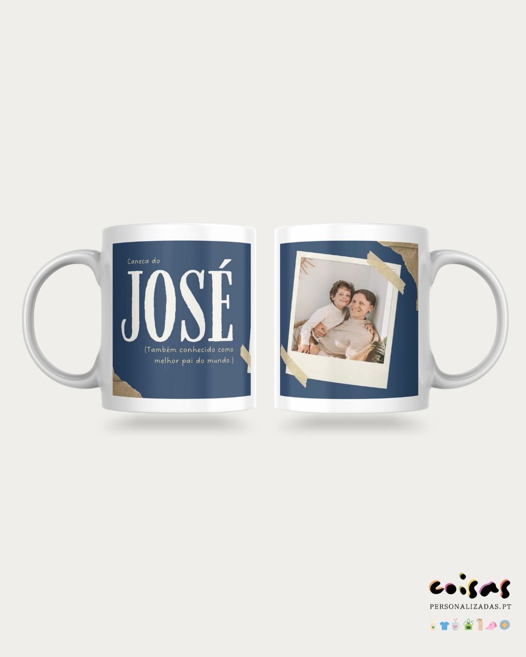 Conjunto de duas canecas brancas personalizadas com texto e foto sobre fundo azul.