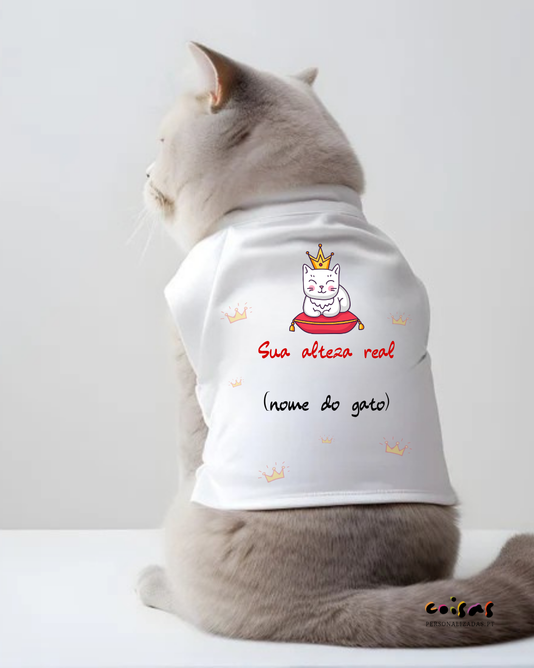 Gato usando t-shirt branca personalizada com desenho e texto 'Sua alteza real (nome do gato)'