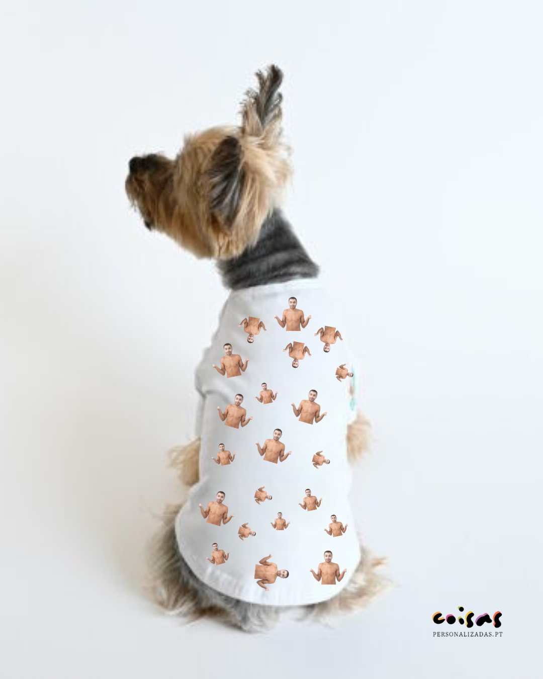 Camisola branca para cão com padrão de imagens pequenas de homem sem camisa