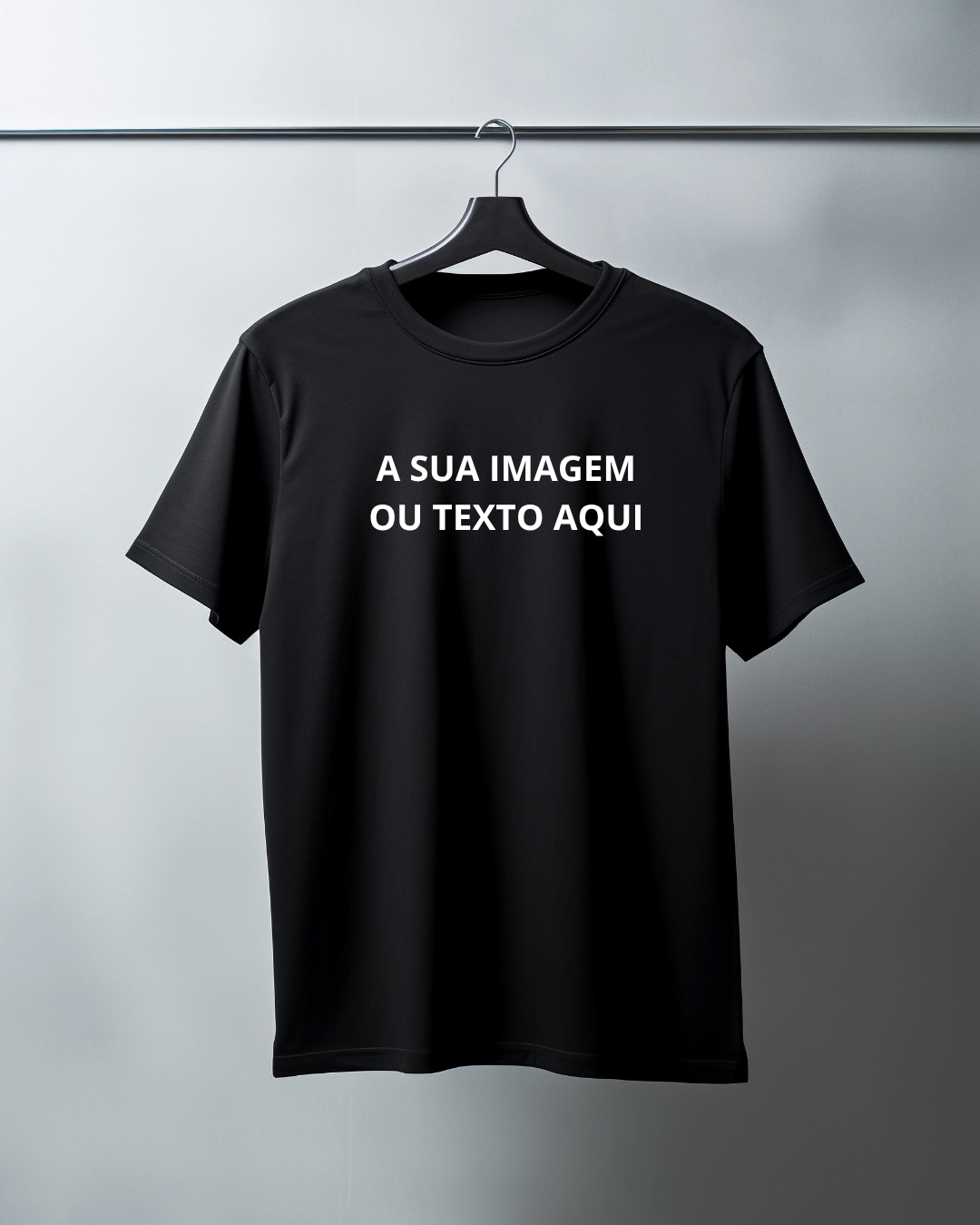 T-shirt preta com texto branco pendurada num cabide