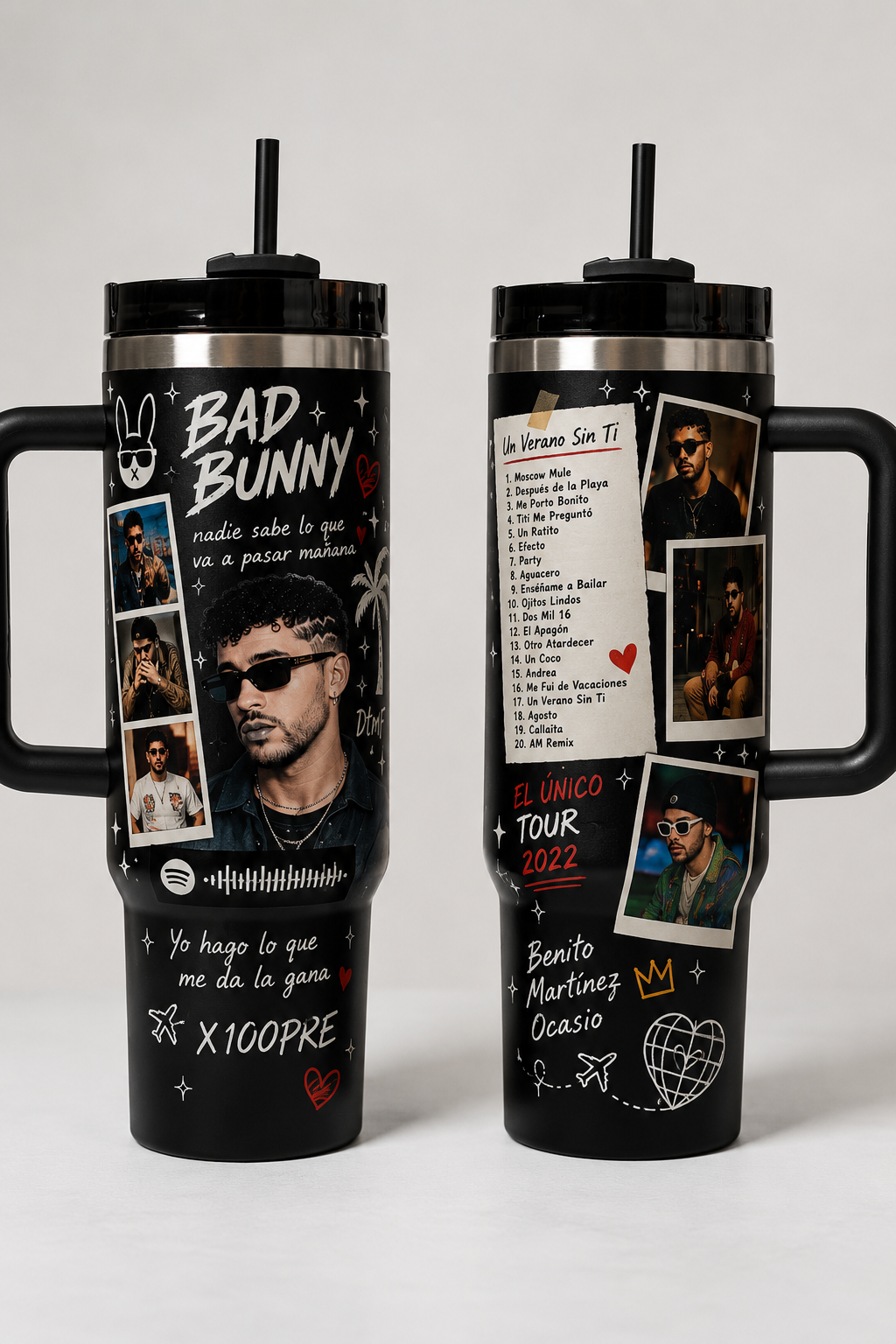 Duas canecas de viagem pretas decoradas com imagens e texto do Bad Bunny