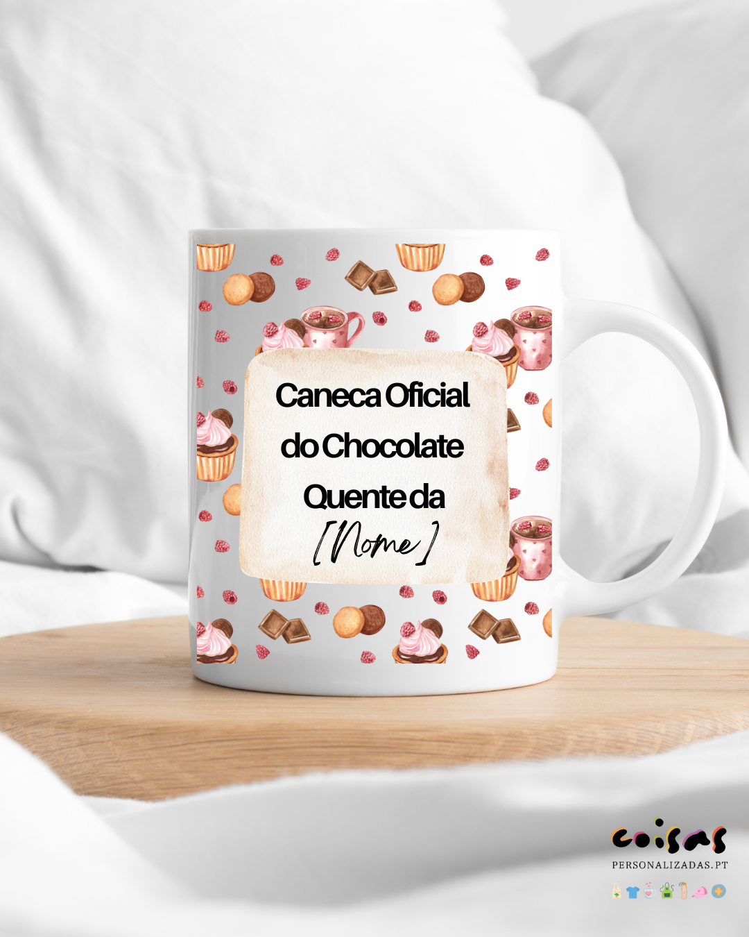 Caneca branca decorada com desenhos de cupcakes e texturas de chocolate com texto oficial do chocolate quente.