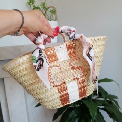 Cesta&#x20;de&#x20;Palha&#x20;Mini&#x20;com&#x20;Iniciais&#x20;&#x2013;&#x20;Personalizada&#x20;&#x00E0;&#x20;M&#x00E3;o&#x20;com&#x20;Cores&#x20;&#x00E0;&#x20;Escolha