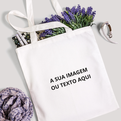 Saco de tecido branco com texto personalizado e flores roxas