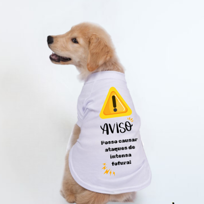 Cão com t-shirt branca com texto e símbolos de aviso em amarelo e preto