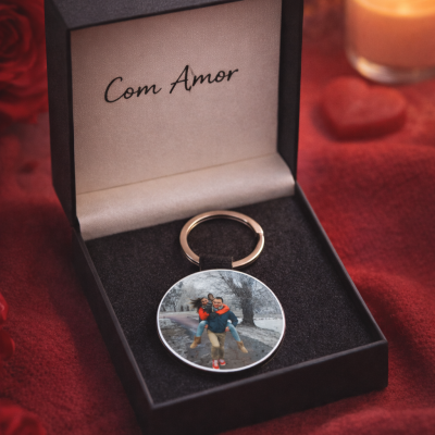 Porta-chaves redondo personalizado com fotografia em caixa preta e texto Com Amor