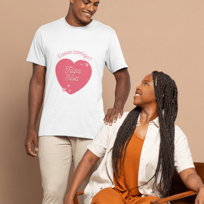 Homem com t-shirt branca estampada e mulher sentada à sua frente
