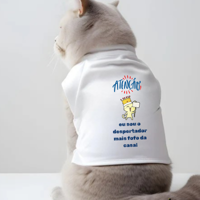 Gato cinzento claro com camiseta branca estampada com texto e desenho colorido