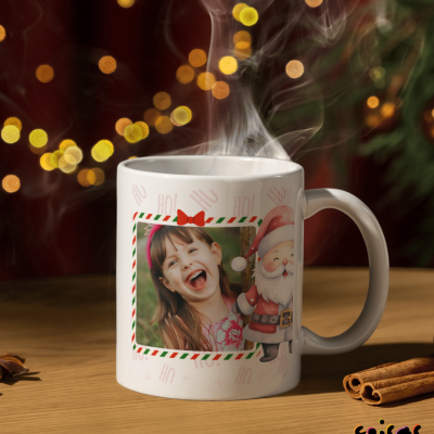 Caneca branca com foto de menina sorridente e decoração natalícia com Pai Natal