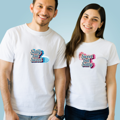Casal a usar t-shirts brancas com texto colorido estampado