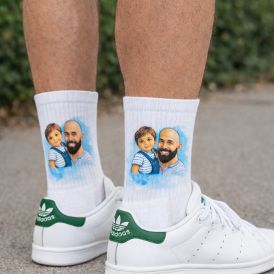 Meias brancas com desenho colorido de pai e filho usadas com ténis Adidas outdoors