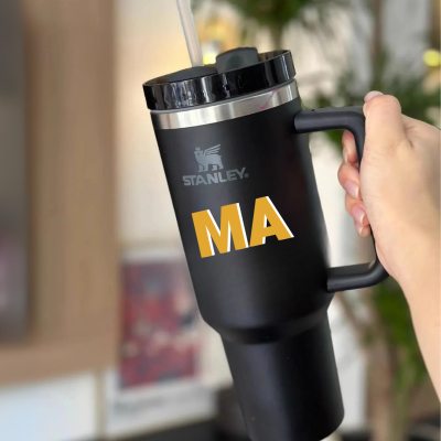Copo&#x20;Stanley&#x20;Personalizado&#x20;com&#x20;Iniciais&#x20;&#x2013;&#x20;1,2&#x202F;L&#x20;&#x7C;&#x20;Branco,&#x20;Dourado,&#x20;Prateado