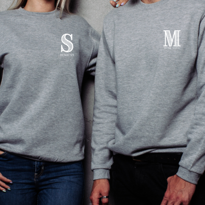 Sweatshirts cinzentas com letras brancas estampadas no peito