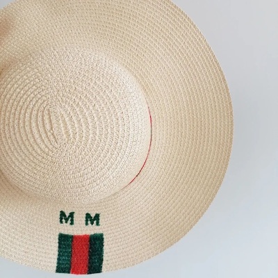 Chapéu de palha bege com bordado verde e vermelho e letras M M