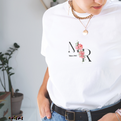T-shirt branca com estampa floral NR e texto Since 1987, usada com calças de ganga e cinto preto