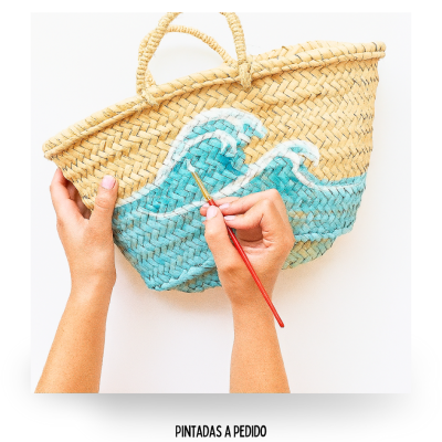 Cesto de palha natural pintado à mão com padrão de ondas azuis