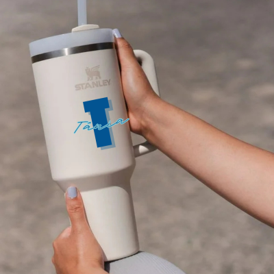 Copo&#x20;Stanley&#x20;Personalizado&#x20;com&#x20;Inicial&#x20;e&#x20;Nome&#x20;&#x2013;&#x20;1,2&#x202F;L&#x20;&#x7C;&#x20;Rosa,&#x20;Dourado,&#x20;Preto&#x20;ou&#x20;Azul