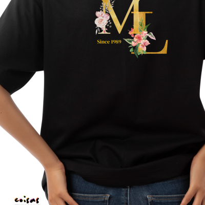 T-Shirt&#x20;Preta&#x20;Personalizada&#x20;Mulher&#x20;&#x7C;&#x20;Iniciais&#x20;em&#x20;Dourado,&#x20;Rosa&#x20;ou&#x20;Branco