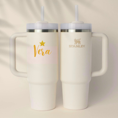 Copo&#x20;Stanley&#x20;Personalizado&#x20;com&#x20;Nome&#x20;e&#x20;Estrela&#x20;&#x2013;&#x20;1,2&#x202F;L&#x20;&#x7C;&#x20;Dourado,&#x20;Prateado&#x20;ou&#x20;Preto