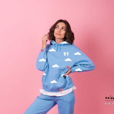 Conjunto azul com capuz decorado com nuvens e número 91