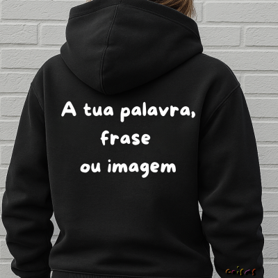 Camisola preta com capuz vista de costas com texto branco
