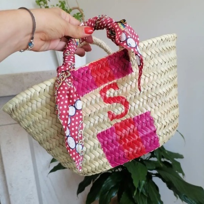 Cesta&#x20;de&#x20;Palha&#x20;Mini&#x20;com&#x20;Iniciais&#x20;&#x2013;&#x20;Personalizada&#x20;&#x00E0;&#x20;M&#x00E3;o&#x20;com&#x20;Cores&#x20;&#x00E0;&#x20;Escolha