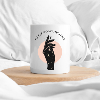 Caneca branca com desenho de mão preta e texto em círculo rosa