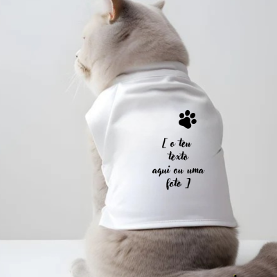 Gato cinzento com t-shirt branca personalizada com texto preto e pata de animal.