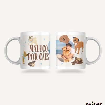 Caneca branca com ilustrações de cães, texto MALUCO POR CÃES e foto de homem com cão na praia