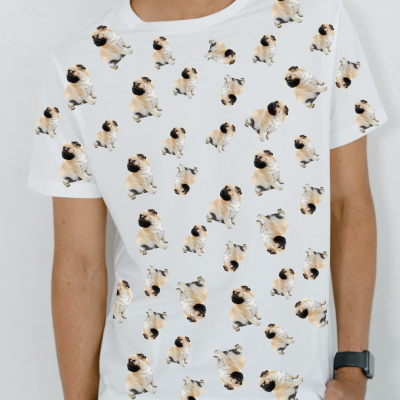 Camiseta branca com padrão de cães Pug em várias posições.