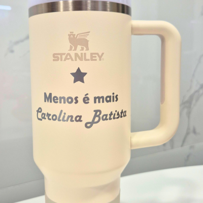 Copo&#x20;Stanley&#x20;Personalizado&#x20;com&#x20;Nome&#x20;e&#x20;Estrela&#x20;&#x2013;&#x20;1,2&#x202F;L&#x20;&#x7C;&#x20;Dourado,&#x20;Prateado&#x20;ou&#x20;Preto