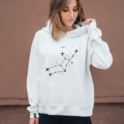 Mulher a usar sweatshirt branca com capuz e estampa da constelação Virgem