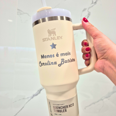 Copo térmico branco com alça e texto personalizado em fundo branco marmoreado