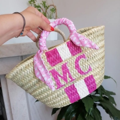 Cesta&#x20;de&#x20;Palha&#x20;Mini&#x20;com&#x20;Iniciais&#x20;&#x2013;&#x20;Personalizada&#x20;&#x00E0;&#x20;M&#x00E3;o&#x20;com&#x20;Cores&#x20;&#x00E0;&#x20;Escolha