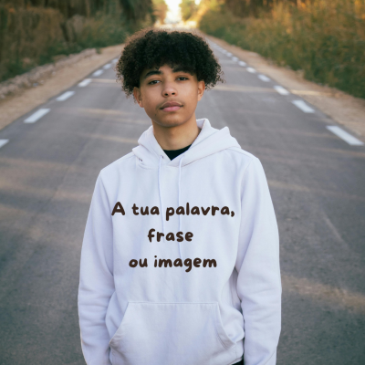 Jovem com sweatshirt branca com texto impresso, em estrada com árvores ao fundo