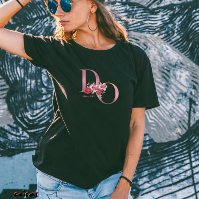 T-Shirt&#x20;Preta&#x20;Personalizada&#x20;Mulher&#x20;&#x7C;&#x20;Iniciais&#x20;em&#x20;Dourado,&#x20;Rosa&#x20;ou&#x20;Branco