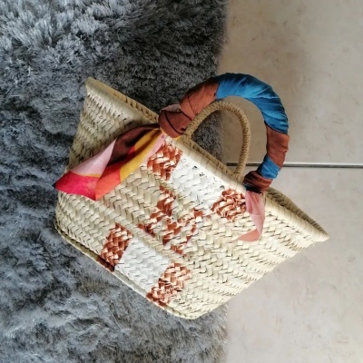 Cesta&#x20;de&#x20;Palha&#x20;Mini&#x20;com&#x20;Iniciais&#x20;&#x2013;&#x20;Personalizada&#x20;&#x00E0;&#x20;M&#x00E3;o&#x20;com&#x20;Cores&#x20;&#x00E0;&#x20;Escolha