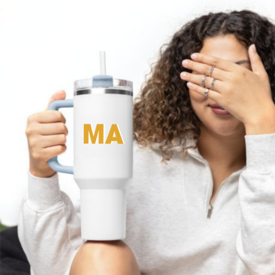 Caneca térmica branca com alça azul e letras MA em amarelo