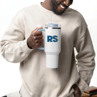 Homem a segurar copo térmico branco com letras 'RS' em azul e amarelo