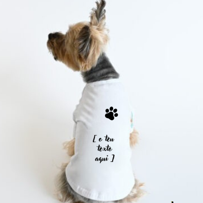 Cão com camisa branca personalizável com texto em português e pata preta sentado