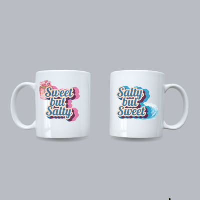 Duas canecas brancas com frases e desenhos coloridos sobre fundo cinza.