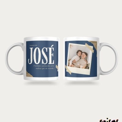 Conjunto de duas canecas brancas personalizadas com texto e foto sobre fundo azul.
