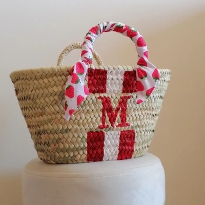 Cesta&#x20;de&#x20;Palha&#x20;Mini&#x20;com&#x20;Iniciais&#x20;&#x2013;&#x20;Personalizada&#x20;&#x00E0;&#x20;M&#x00E3;o&#x20;com&#x20;Cores&#x20;&#x00E0;&#x20;Escolha