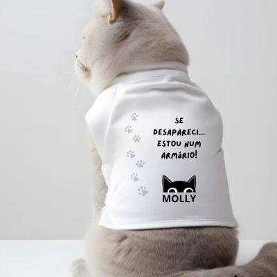 Gato cinza claro de t-shirt branca com frase e desenho preto