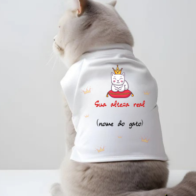 Gato usando t-shirt branca personalizada com desenho e texto 'Sua alteza real (nome do gato)'