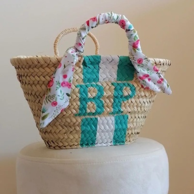 Cesta&#x20;de&#x20;Palha&#x20;Mini&#x20;com&#x20;Iniciais&#x20;&#x2013;&#x20;Personalizada&#x20;&#x00E0;&#x20;M&#x00E3;o&#x20;com&#x20;Cores&#x20;&#x00E0;&#x20;Escolha